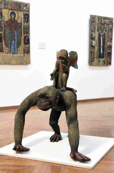 Franco Dellerba (nato a Rutigliano [Ba], vive e opera a Capurso [Ba]),"Grande scimmia con scimmietta angelo-custode", 2017 legno dipinto con colori acrilici, cm 113 x 83 x 100