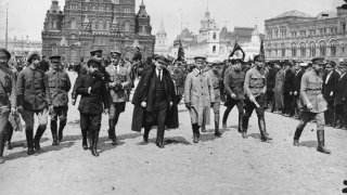 Vladimir Lenin mentre attraversa la Piazza Rossa durante una manifestazione organizzata dal nuovo regime bolscevico pochi mesi dopo la Rivoluzione d’Ottobre. Mosca, 1918 © Mary Evans / AGF