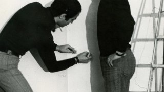 Mario Ceroli e Pasquale Ribuffo ritratti nell’ambito della mostra di Mario Ceroli “Geomanzia: Studio sulla terra e classificazione secondo la forma e la teoria di Nicola da Cusa”, Galleria de’ Foscherari, Bologna, 1972.