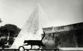 Paola Agosti: Roma, Piramide Cestia, 1994