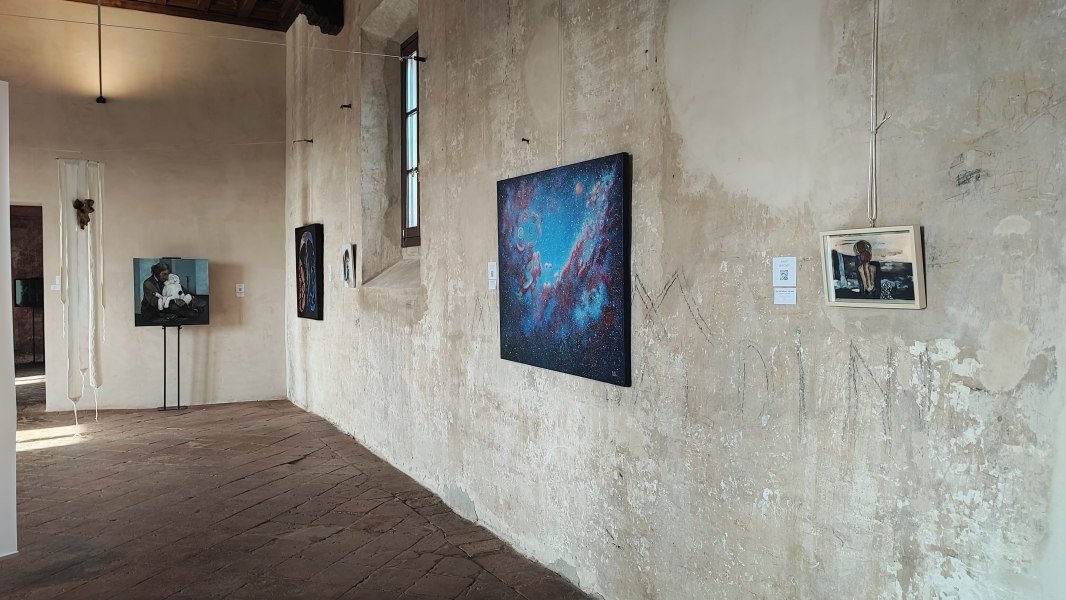 Spazio espositivo mostra Attraverso i sensi