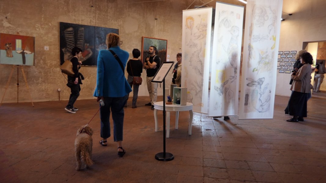 Spazio espositivo mostra Attraverso i sensi con visitatori