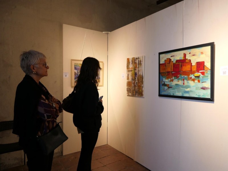 Spazio espositivo mostra Attraverso i sensi con visitatori