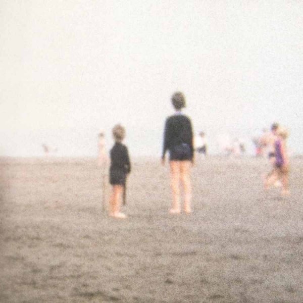 Francesca Catellani, Bambini sulla spiaggia (Rotherham, 1977), fotografia per installazione Memories in Super8, stampa digitale su carta fotografica, cm. 17x17, Galleria Parmeggiani, Reggio Emilia, 2018