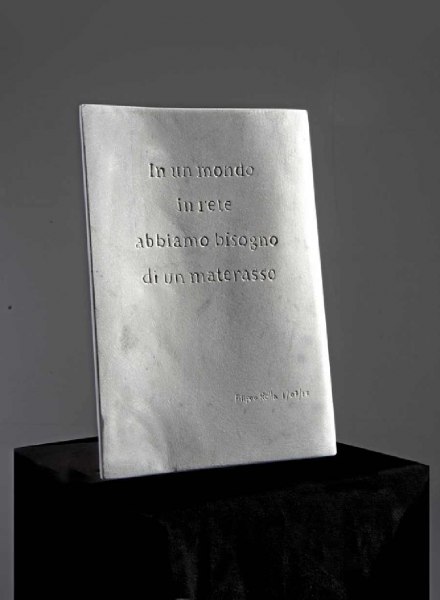 Lo Studio Marmore + in collaborazione Convivere Festival di Carrara presenta il Reading & Mostra di Filippo Rolla dal titolo In un mondo in rete abbiamo bisogno di un materasso a cura di Laura Caleo.  Un Reading di parole scelte e precipitosamente cadute nella rete del pensiero ed una mostra di fogli di marmo.