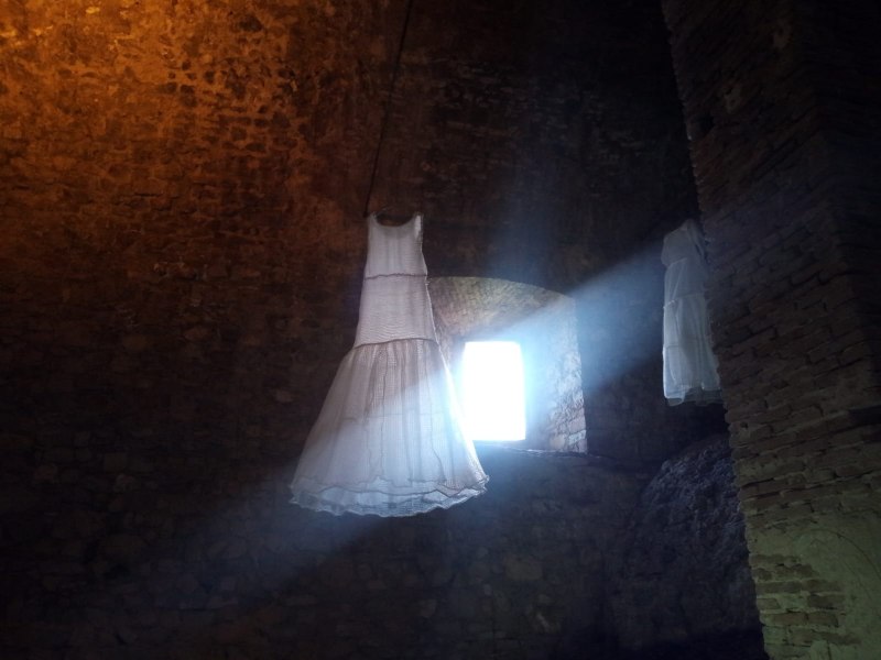 Amorose. I vestiti delle spose. Dimensione ambiente, cisterna del castello di Rossena, polipropilene, 2019