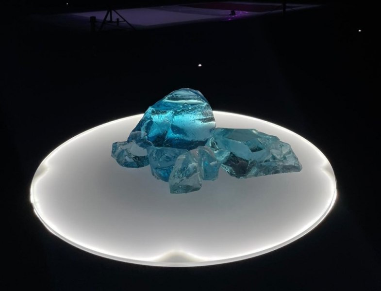 Anna Raimondo, Le forme dei sogni tornano al mare, Moa, 2021, scultura + suono, vetro di Murano 1