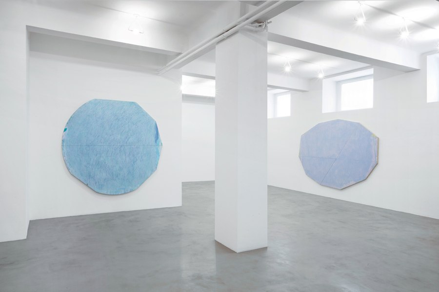 Veduta parziale dell'esposizione Rodolfo Aricò: l'immagine dissonante, A arte Invernizzi, Milano