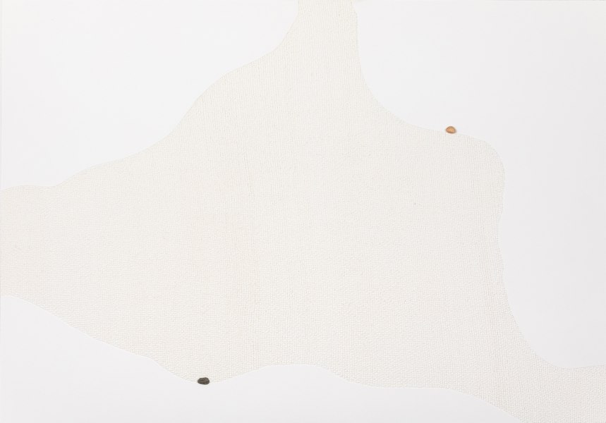 Claudio Gaddini, Human Geographies #19, 2019, incisione su reticolato di polietilene dipinto ad acrilico e applicato su pannello di forex + pietre, cm 105x150. Ph. Paolo Benvenuti