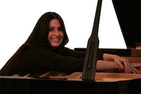 Delilah Gutman ritratto al pianoforte