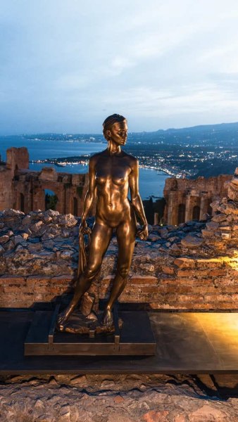 “GESTI SCOLPITI” di JAGO al Parco Archeologico di Taormina