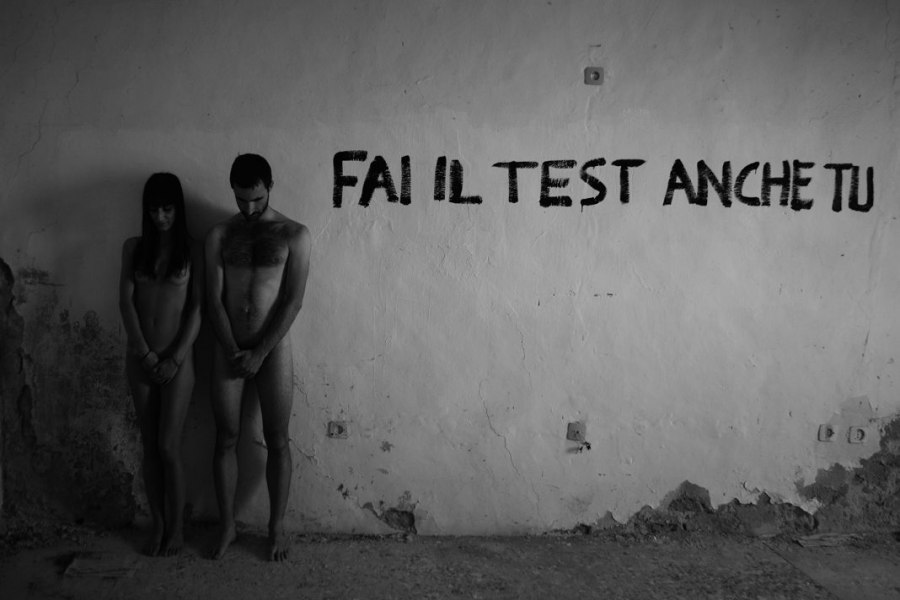 Un piccolo viaggio scientifico emozionale nell’epidemia globale di HIV e AIDS, che offre spunti di riflessione oltre che informazioni mediche e tecniche. Una mostra pensata per promuovere la prevenzione, rivolta a tutti ma in particolare ai giovani, in questo caso dell’Università di Teramo. La mostra si svolge nel Polo Didattico S. Spaventa del Campus A. Saliceti