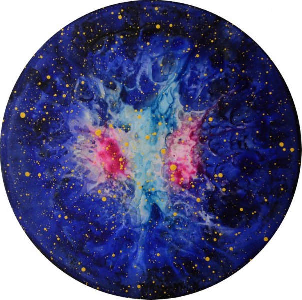 Enrico Magnani, Dark Matter R1-19, 2019, acrilico e pigmento fosforescente su pannello multistrato, diametro cm. 30 - con luce diurna