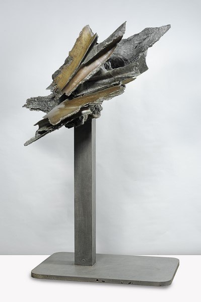 Francesco Somaini,  Memoria dell’Apocalisse II ,1962, bronzo patinato con lucidi parziali su base in ferro a putrella, 211x102x130 cm