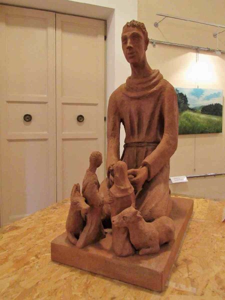 Alberto Mingotti, scultore, alla mostra “L’Invisibile Monumento” in ricordo di Annalena Tonelli a Forlì