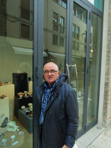 tazzine provenienti dai 5 Continenti, di designers, artisti delle arti visive, architetti, ceramisti, scultori italiani e stranieri, professori di Università e Accademie. Ci sono Alessandro Mendini e Fulvia Mendini, Bertozzi e Casoni, Ugo la Pietra, Ugo Nespolo e Alessandro Guerriero che ha disegnato le copertine dei cataloghi, per un complesso di circa 200 esperienze. Interessante il catalogo a cura di Rolando Giovannini,  professore del Politecnico di Milano.