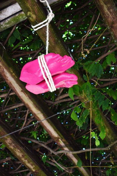 Marika Ricchi, Piedi intrecciati, 2022, gesso e corda, Piazza Lenin