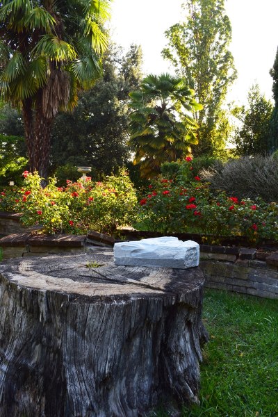 Marika Ricchi, Touch Wood, 2022, marmo bardiglio, Parco del Multiplo