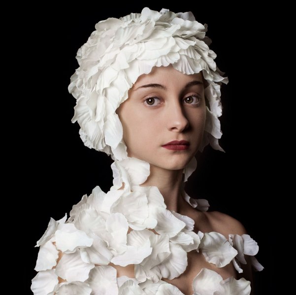 Nicole Polo - La ragazza con il copricapo di petali