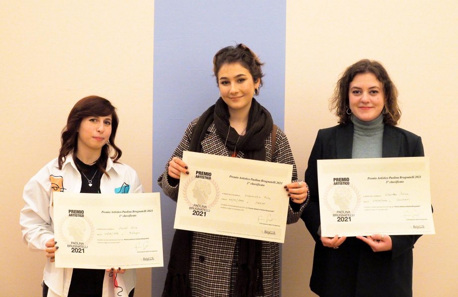 Le tre studentesse vincitrici dell'Accademia di Belle Arti di Ravenna.