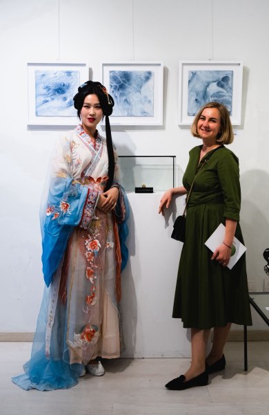 Yan Li con la curatrice Eva Amos