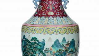 STRAORDINARIO VASO,Periodo Qianlong, marchio imperiale in rosso ferro a sei caratteri e del periodo (1736-1795), Famiglia Rosa