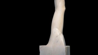 Michelangelo Galliani, Lassù, 2016, marmo rosa del Portogallo, marmo bardiglio di Carrara e oro in foglia, cm 270 x diam. cm 60. Courtesy ContiniContemporary, Londra 