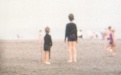 Francesca Catellani, Bambini sulla spiaggia (Rotherham, 1977), fotografia per installazione Memories in Super8, stampa digitale su carta fotografica, cm. 17x17, Galleria Parmeggiani, Reggio Emilia, 2018
