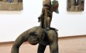 Franco Dellerba (nato a Rutigliano [Ba], vive e opera a Capurso [Ba]),"Grande scimmia con scimmietta angelo-custode", 2017 legno dipinto con colori acrilici, cm 113 x 83 x 100