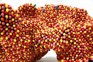Bitter Pills – Sculture realizzate con capsule medicinali – MOO Art Gallery presenta i lavori di Noumeda Carbone